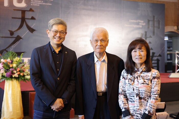 1141216工程教育史展-蘇慧貞前校長（右）、工程教育史展發起人翁鴻山校長（中）、吳秉聲助理副校長（左）合影留念
